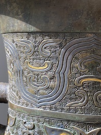 Imposant vase archa&iuml;que en bronze incrust&eacute; d'or et d'argent sur socle en bois inscrit Tao Xiang 陶湘 et Luo Zhenyu 羅振玉, Chine, Song/Ming