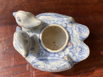 Compte-gouttes en forme de canards jumeaux en porcelaine de Chine en bleu et blanc, Ming