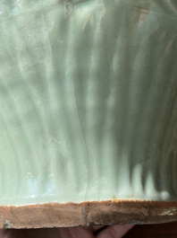 Vase en porcelaine de Chine c&eacute;ladon de Longquan &agrave; d&eacute;cor floral, Ming