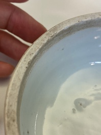 Een Chinese blauw-witte ko-sometsuke wierookbrander voor de Japanse markt met een pijproker op het deksel, Transitie periode