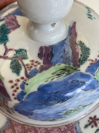 Paire de vases couverts en porcelaine de Chine famille rose &agrave; d&eacute;cor de paysages montagneux, Yongzheng