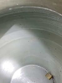 Paire de grands vases couverts en porcelaine de Chine famille verte, Kangxi