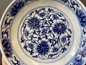 Drie Chinese blauw-witte borden met lotusslingers, Guangxu merk en periode