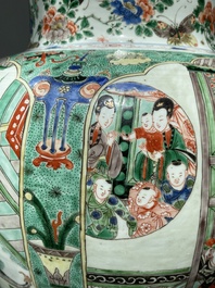 Paire de grands vases couverts en porcelaine de Chine famille verte, Kangxi