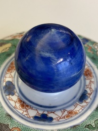 Paire de grands vases couverts en porcelaine de Chine famille verte, Kangxi