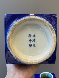 Een paar Chinese monochrome blauw-geglazuurde 'cong' vazen met trigrammen, Guangxu merk en periode