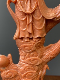 Groupe figurant une Bodhisattva debout et deux dragons en corail rouge, Chine, 19/20&egrave;me