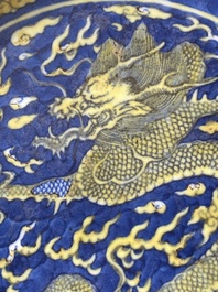 Plat en porcelaine de Chine en bleu et jaune &agrave; d&eacute;cor d'un dragon, marque et &eacute;poque de Qianlong