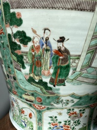 Paire de grands vases couverts en porcelaine de Chine famille verte, Kangxi