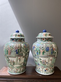 Paire de grands vases couverts en porcelaine de Chine famille verte, Kangxi