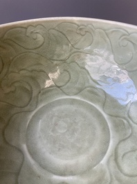 Grand bol en porcelaine de Chine c&eacute;ladon de Longquan &agrave; d&eacute;cor incis&eacute;, Ming
