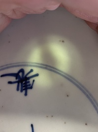 Plat en porcelaine de Chine famille verte &agrave; d&eacute;cor d'un cavalier tombant de son cheval, marque de Chenghua, Kangxi