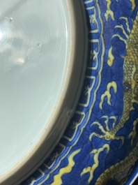 Plat en porcelaine de Chine en bleu et jaune &agrave; d&eacute;cor d'un dragon, marque et &eacute;poque de Qianlong