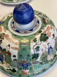 Paire de grands vases couverts en porcelaine de Chine famille verte, Kangxi