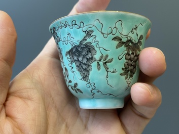 Twaalf Chinese Dayazhai wijnkoppen met grisaille decor op turquoise fondkleur, Yong Qing Chang Chun 永慶長春 merk, Guangxu