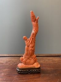 Groupe figurant Guanyin avec un gar&ccedil;on sur une fleur de lotus en corail rouge, Chine, 19/20&egrave;me