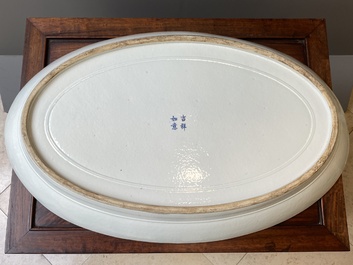 Tr&egrave;s grand plat imp&eacute;rial de forme ovale en porcelaine de Chine &agrave; d&eacute;cor de dragons en rouge de fer et dor&eacute;, marque Ji Xiang Ru Yi 吉祥如意, Guangxu