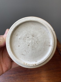 Een Chinese blauw-witte ko-sometsuke wierookbrander voor de Japanse markt met een pijproker op het deksel, Transitie periode