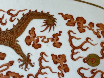 Tr&egrave;s grand plat imp&eacute;rial de forme ovale en porcelaine de Chine &agrave; d&eacute;cor de dragons en rouge de fer et dor&eacute;, marque Ji Xiang Ru Yi 吉祥如意, Guangxu