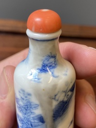 Vier Chinese blauw-witte en koperrode snuifflessen, 19e eeuw
