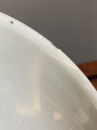 Assiette en porcelaine de Chine coquille d'oeuf &agrave; d&eacute;cor de 'Diane et Act&eacute;on' surd&eacute;cor&eacute;e aux Pays-Bas avec un texte au dos, Yongzheng