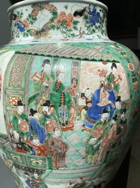Paire de grands vases couverts en porcelaine de Chine famille verte, Kangxi