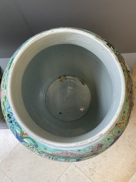 Paire de grands vases couverts en porcelaine de Chine famille verte, Kangxi