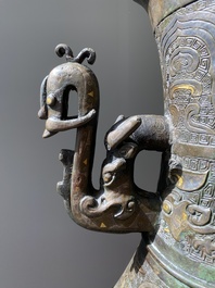 Imposant vase archa&iuml;que en bronze incrust&eacute; d'or et d'argent sur socle en bois inscrit Tao Xiang 陶湘 et Luo Zhenyu 羅振玉, Chine, Song/Ming