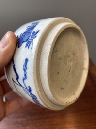 Een Chinese blauw-witte ko-sometsuke wierookbrander voor de Japanse markt met een pijproker op het deksel, Transitie periode