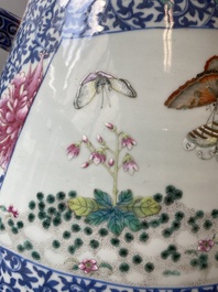 Grand vase de forme 'hu' en porcelaine de Chine doucai-rose &agrave; d&eacute;cor de papillons et d'oiseaux, marque et &eacute;poque de Qianlong