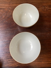 Paire de bols 'lotus' en porcelaine de Chine famille rose, marque et &eacute;poque de Guangxu