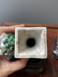 Paire de vases en biscuit &eacute;maill&eacute; verte reposant sur des lions bouddhistes, Chine, Kangxi