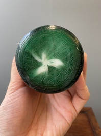 Een Chinese vierkleurige penselenbeker in Peking glas, Qianlong