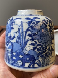 Paire de pots &agrave; eau en forme de cloche en porcelaine de Chine en bleu et blanc, Kangxi