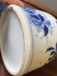 Paire de pots &agrave; eau en forme de cloche en porcelaine de Chine en bleu et blanc, Kangxi