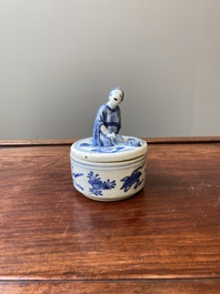 Een Chinese blauw-witte ko-sometsuke wierookbrander voor de Japanse markt met een pijproker op het deksel, Transitie periode