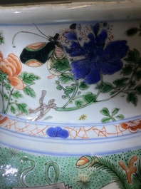 Paire de grands vases couverts en porcelaine de Chine famille verte, Kangxi