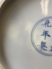 Een Chinees doucai 'sanduo' bord, Chenghua mark, Kangxi