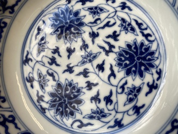 Drie Chinese blauw-witte borden met lotusslingers, Guangxu merk en periode