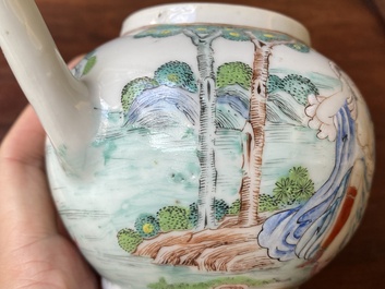 Een zeldzame Chinese famille rose theepot met erotisch decor van een Europese dame, Yongzheng