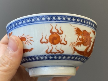 Een paar blauw-witte en ijzerrode 'draken' kommen, Xuantong merk en periode