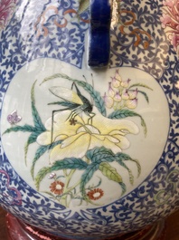 Grand vase de forme 'hu' en porcelaine de Chine doucai-rose &agrave; d&eacute;cor de papillons et d'oiseaux, marque et &eacute;poque de Qianlong