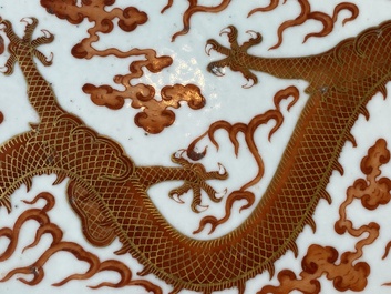 Tr&egrave;s grand plat imp&eacute;rial de forme ovale en porcelaine de Chine &agrave; d&eacute;cor de dragons en rouge de fer et dor&eacute;, marque Ji Xiang Ru Yi 吉祥如意, Guangxu