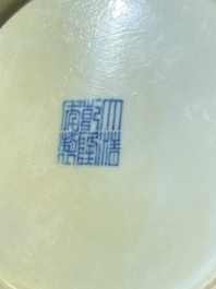Een paar Chinese schotels met ijzerrood drakendecor op blauw-witte golven, Qianlong merk en periode