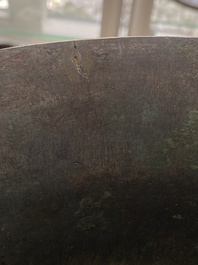 Imposant vase archa&iuml;que en bronze incrust&eacute; d'or et d'argent sur socle en bois inscrit Tao Xiang 陶湘 et Luo Zhenyu 羅振玉, Chine, Song/Ming