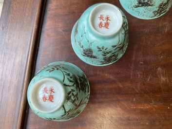 Twaalf Chinese Dayazhai wijnkoppen met grisaille decor op turquoise fondkleur, Yong Qing Chang Chun 永慶長春 merk, Guangxu