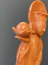 Groupe figurant une Bodhisattva debout et deux dragons en corail rouge, Chine, 19/20&egrave;me