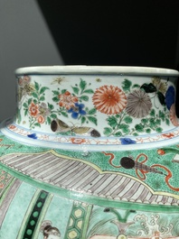 Paire de grands vases couverts en porcelaine de Chine famille verte, Kangxi