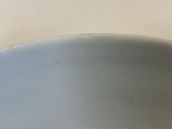Een paar blauw-witte en ijzerrode 'draken' kommen, Xuantong merk en periode