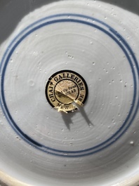 Een Chinese blauw-witte en koperrode rouleau 'Sanxing' vaas, Kangxi